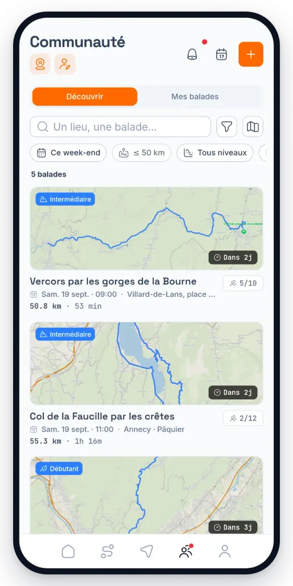 L'onglet Communauté sur téléphone : une liste de balades à venir, chacune avec son tracé, sa date, son niveau et son nombre d'inscrits.